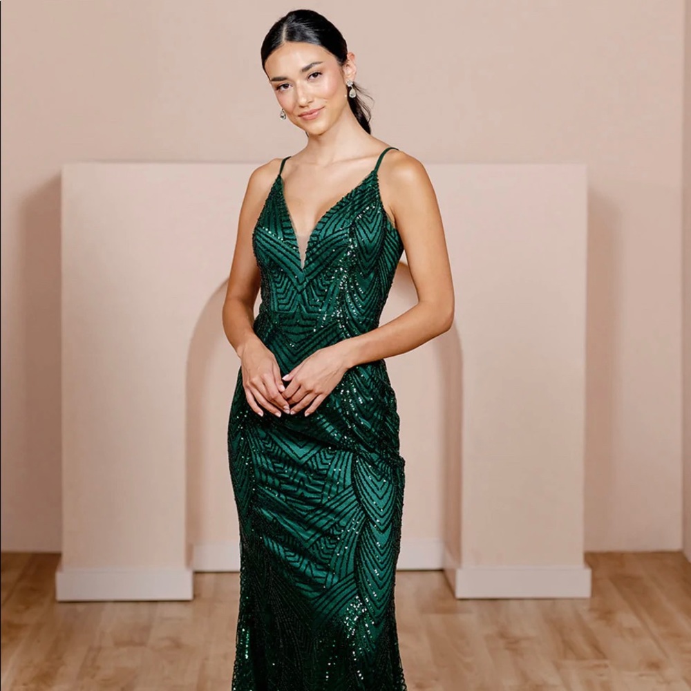 Reverly ✨ size 10 emerald green Camilla geo sequin bridesmaid dress.